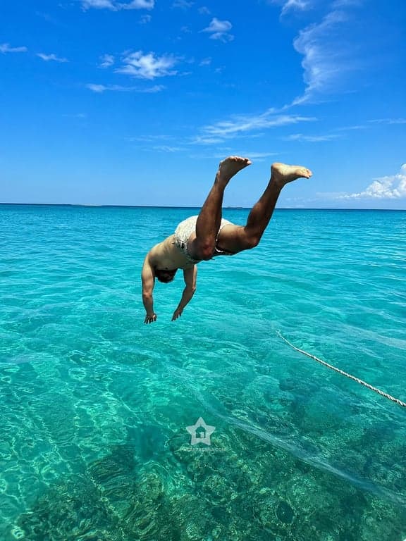 Clavado al agua turquesa y poco profunda en una parada del bote privado rumbo a Cholón