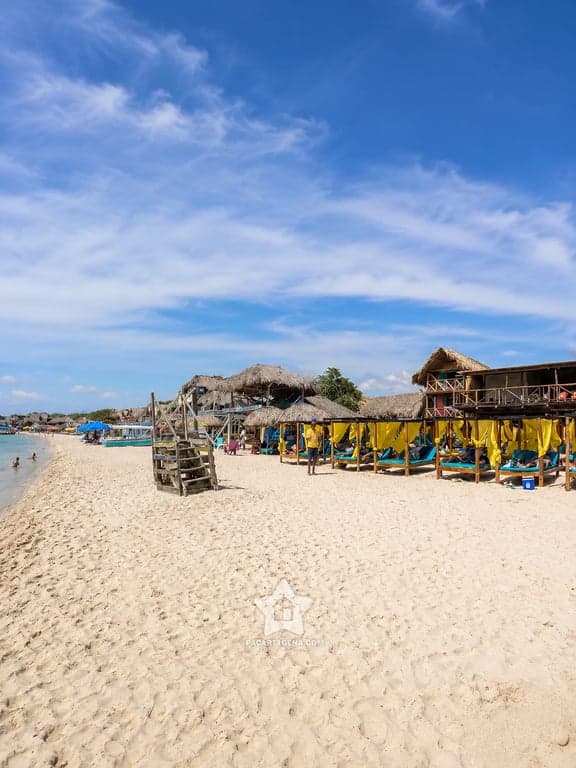 Carpas y camas a la orilla de Playa Tranquila, Barú, incluidas en el pasadía