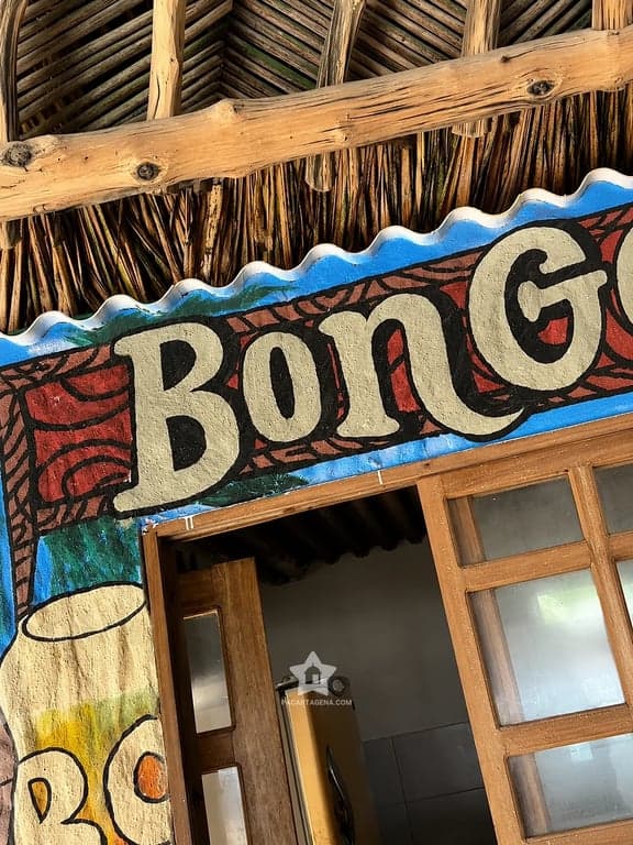 Letrero pintado de Bongo Beach, el establecimiento del pasadía en Punta Arena, Tierra Bomba