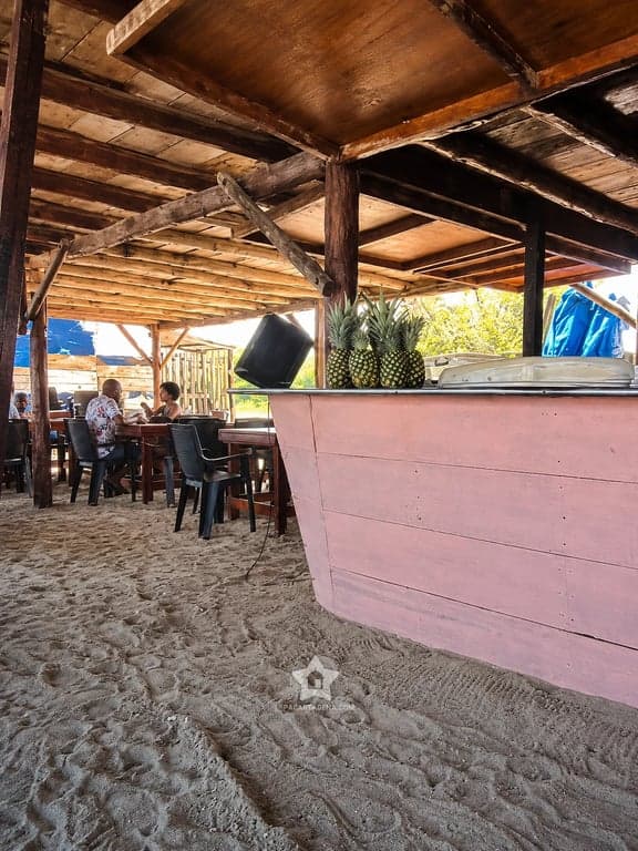 Barra de madera y comedor techado de Playa Linda, donde se sirve el almuerzo del pasadía
