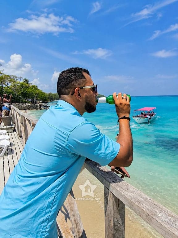 Pausa frente al mar turquesa de Cholón durante el recorrido del tour