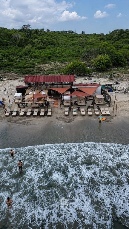 Vista aérea del club frente a las olas de Playa Linda, en la isla de Tierra Bomba