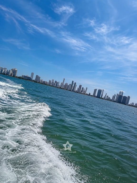 El skyline de Cartagena visto desde la lancha en la travesía a Tierra Bomba