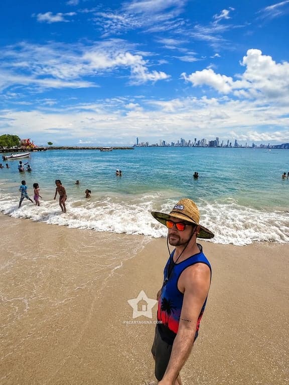 Playa de Punta Arena en Tierra Bomba con bañistas y el skyline de Cartagena