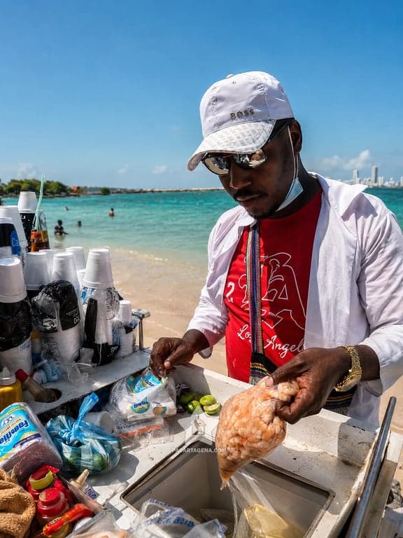 Vendedor de ceviche de camarón en la playa de Punta Arena, Tierra Bomba