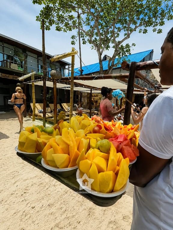 Fruta fresca servida en la playa durante el pasadía en Playa Tranquila, Barú