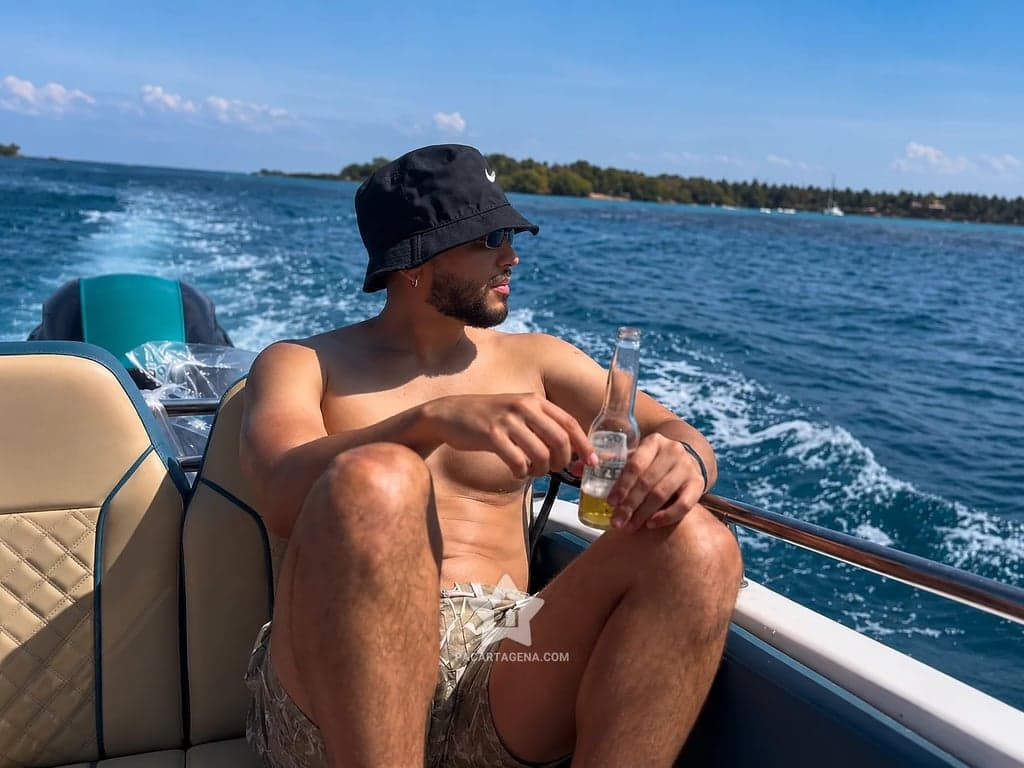 Momento de descanso a bordo de la lancha frente a la costa verde de las islas