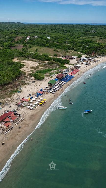 Vista aérea de Playa Linda con las lanchas fondeadas frente a la orilla, en Tierra Bomba