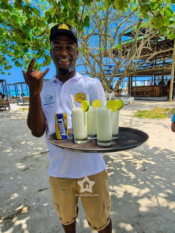 Atención en el club de playa de Cholón durante el tour