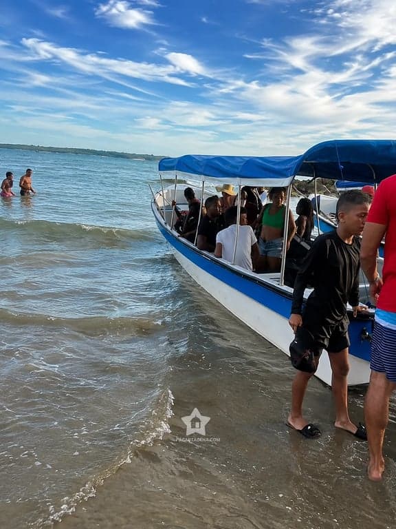 Lancha del pasadía en la orilla de Punta Arena, lista para el regreso a Cartagena