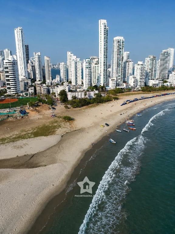 Playa de Tierra Bomba con el skyline de Cartagena de fondo, a 20 minutos en lancha
