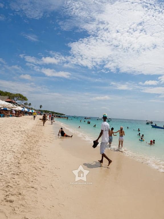 Playa amplia de arena clara y mar turquesa en Playa Tranquila, Barú