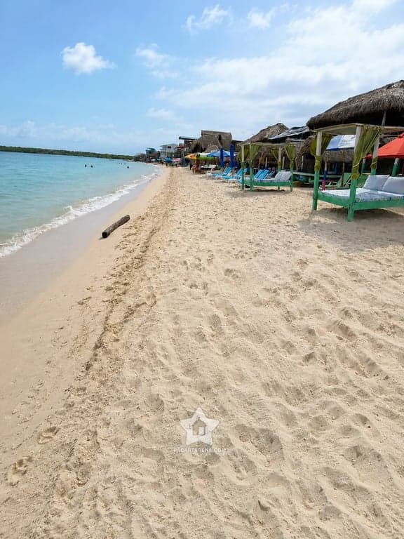 Sector de Playa Tranquila en Barú con carpas de paja y arena amplia, semiprivado y relajado