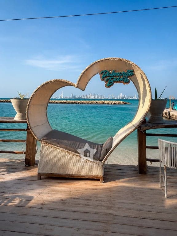 Silla en forma de corazón sobre el deck de Palmarito, frente al mar de Tierra Bomba