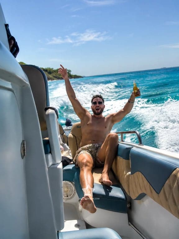 Celebración en la popa de la lancha privada con la costa verde de las islas al fondo