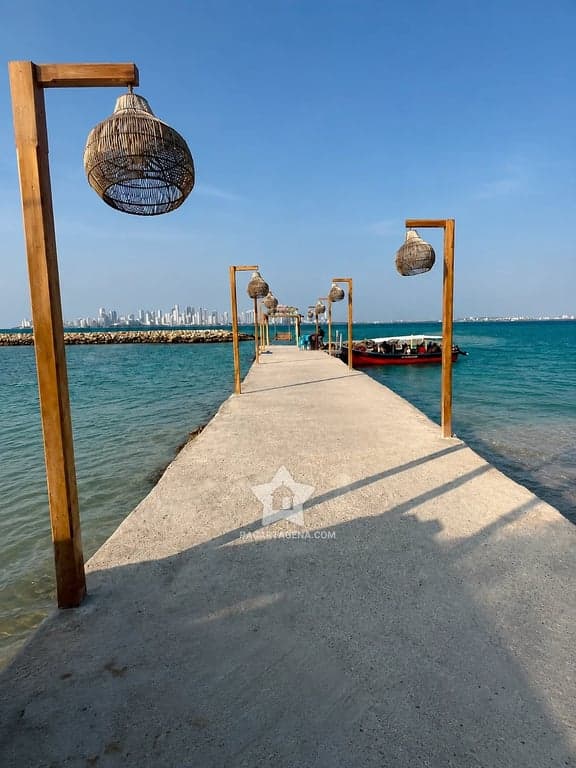 Muelle sobre el mar en Palmarito Beach Club, punto de llegada del pasadía