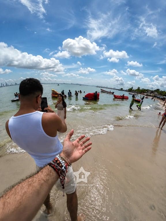Foto de recuerdo en la playa de Punta Arena con el skyline de Cartagena al fondo