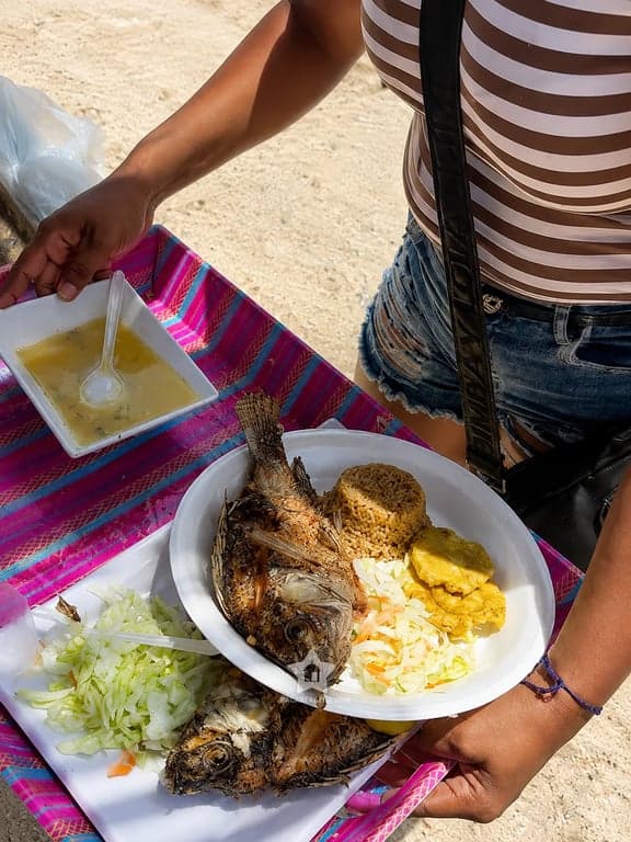 Almuerzo del pasadía servido en la mesa de Bongo, en la playa de Punta Arena