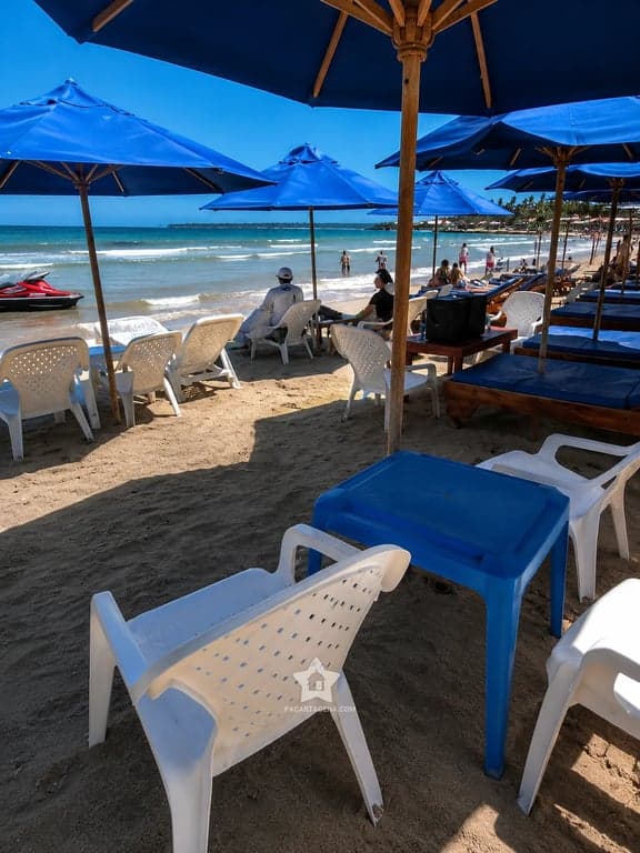Sombrillas y mesas junto a la orilla en Playa Linda, isla de Tierra Bomba