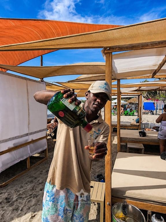 Servicio de bar en la playa: un trago servido bajo los toldos de Nakawa Beach Club