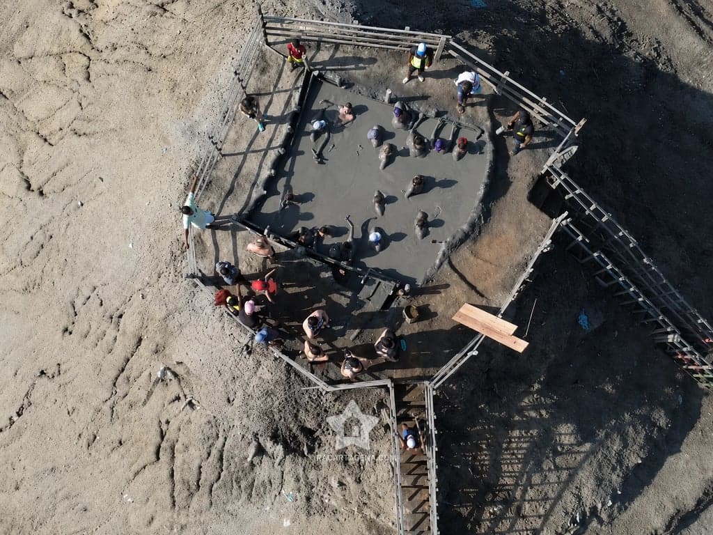 Vista cenital del cráter de lodo del Volcán del Totumo y su plataforma de madera