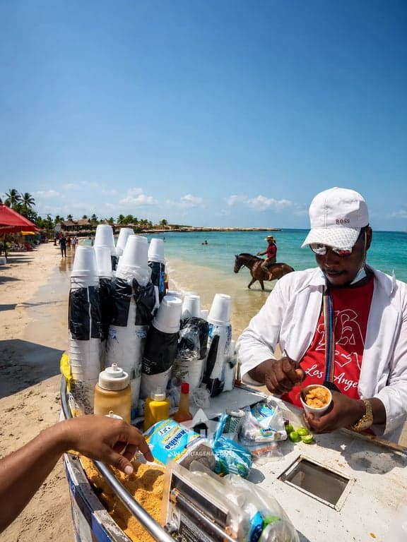 Carrito de bebidas en la playa de Punta Arena, con un caballo a la orilla del mar