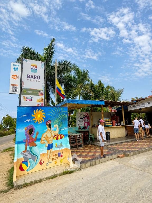 Punto de llegada a Playa Blanca en Barú, con tiendas y servicios a la entrada