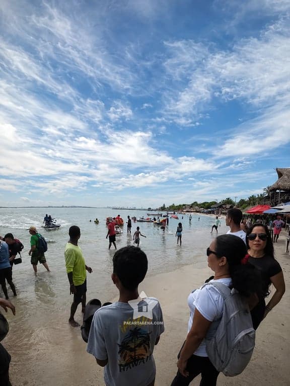 Playa local de Punta Arena en Tierra Bomba, concurrida y cerca de Cartagena