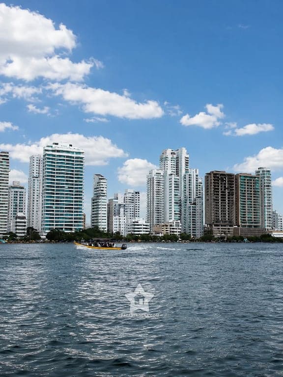 Skyline de Cartagena visto desde el mar de camino a Punta Arena, Tierra Bomba