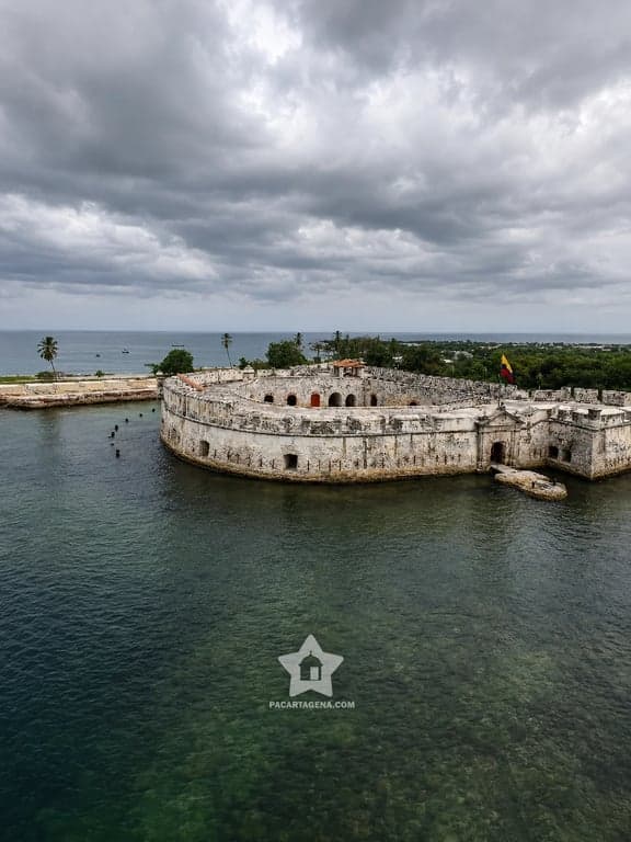 Fuerte de Bocachica desde el aire, parada panorámica del recorrido por la bahía de Cartagena