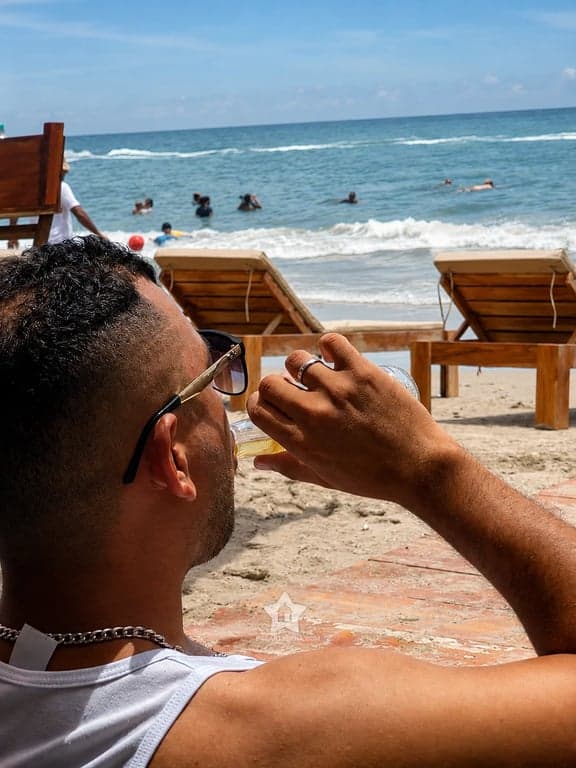 Camastros de madera junto a la orilla en Playa Linda, Tierra Bomba, a 10 minutos de Cartagena
