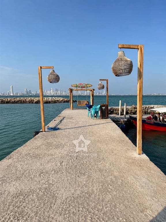 Muelle de llegada a Palmarito con lámparas de mimbre y lancha, a minutos de Cartagena