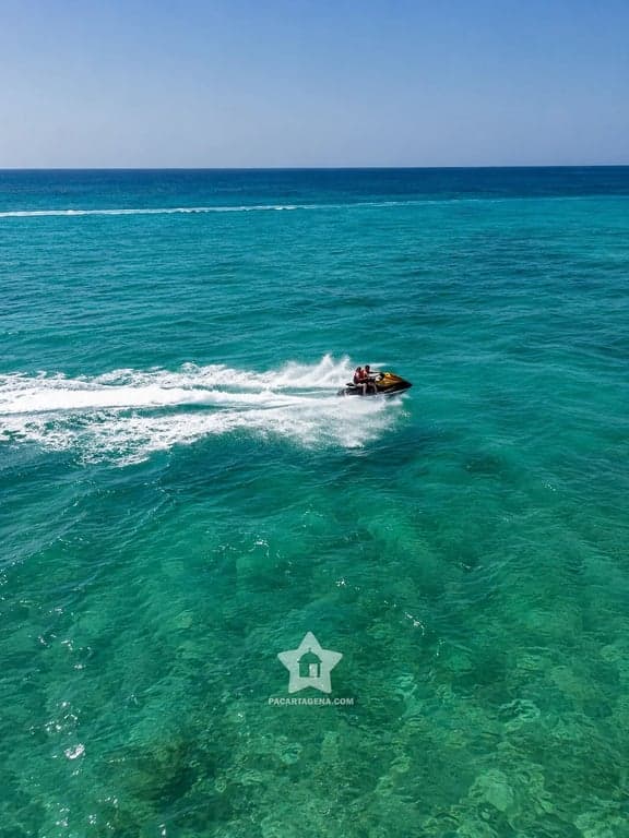 Paseo en moto de agua sobre el mar turquesa de las Islas del Rosario, actividad opcional