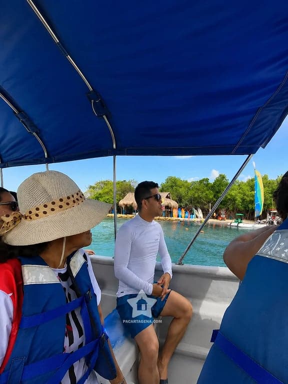 Recorrido en lancha hacia Playa Tranquila con el grupo, Barú