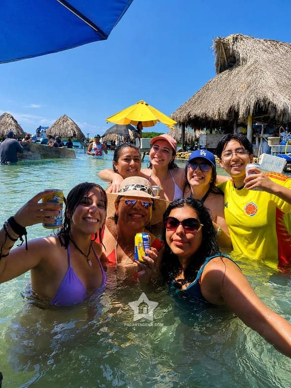 Grupo disfrutando en el agua de Cholón durante el pasadía