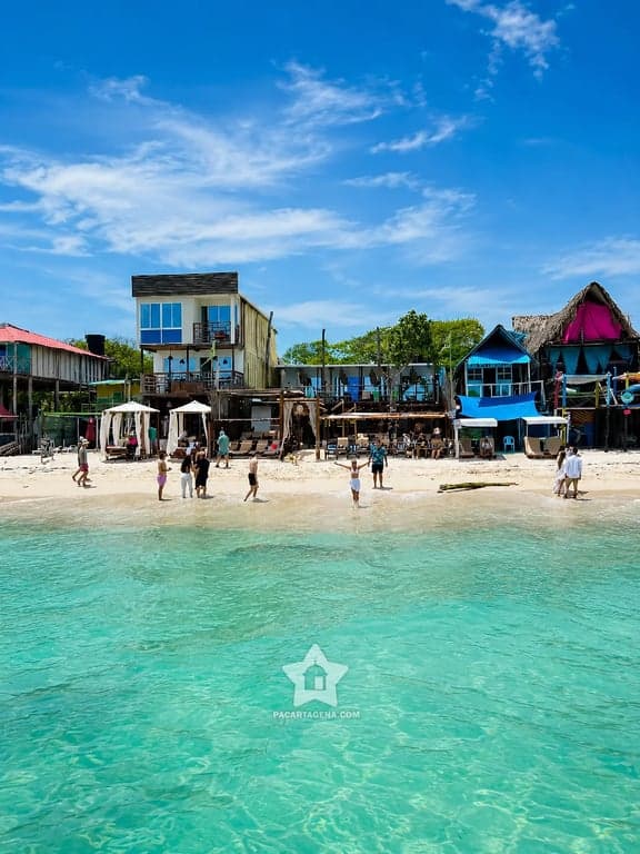 Sector semiprivado de Playa Tranquila en Barú: casas de colores y aguas cristalinas cerca de Cartagena