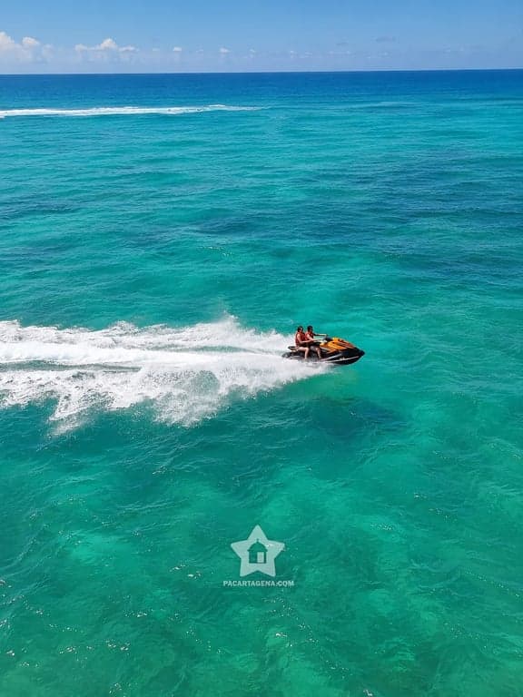 Paseo en moto de agua por el mar turquesa de las Islas del Rosario, actividad opcional del tour
