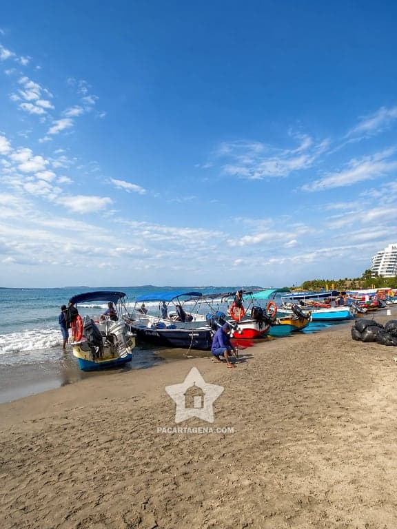 Lanchas en la orilla de Playa Linda, en Tierra Bomba: traslado de ida y vuelta desde El Laguito