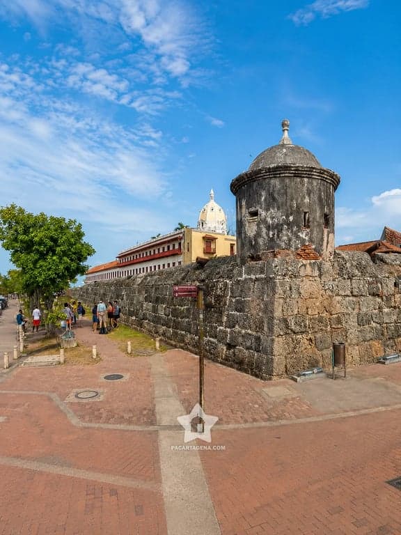 Murallas y garita de vigilancia del Centro Histórico de Cartagena junto a una casa colonial