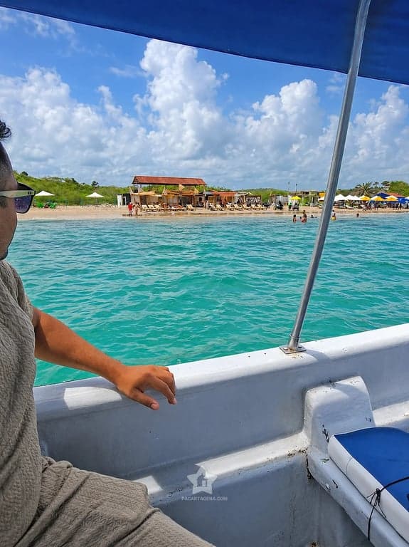 Llegada en lancha a Playa Linda: aguas turquesa y la playa de Tierra Bomba al fondo