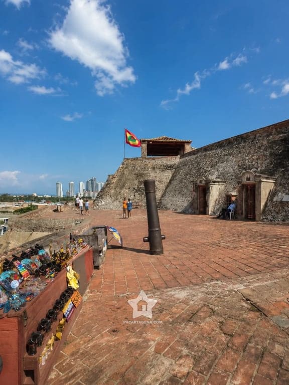 Explanada alta del Castillo San Felipe con cañones, garita y la bandera de Cartagena