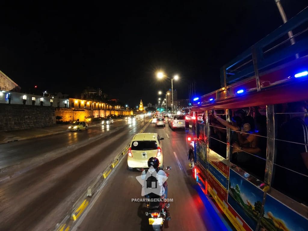 Recorrido nocturno en chiva junto a las murallas de Cartagena, con la Torre del Reloj al fondo