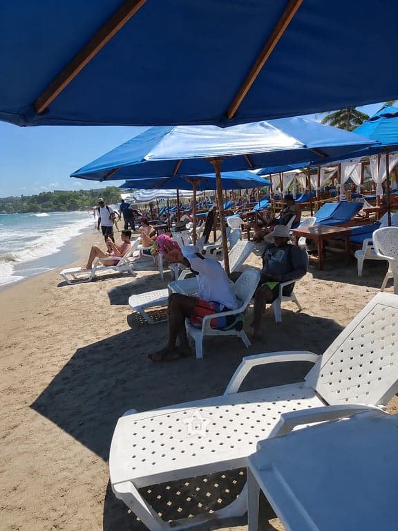 Visitantes en los camastros junto a la orilla de Playa Linda, en Tierra Bomba