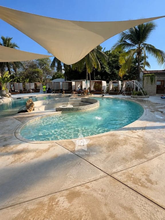 Piscina del club con zonas de sombra y vegetación, en la isla de Tierra Bomba