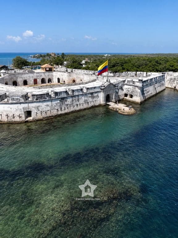 Fuerte de Bocachica con la bandera de Colombia, visita panorámica del tour 4 islas por la bahía