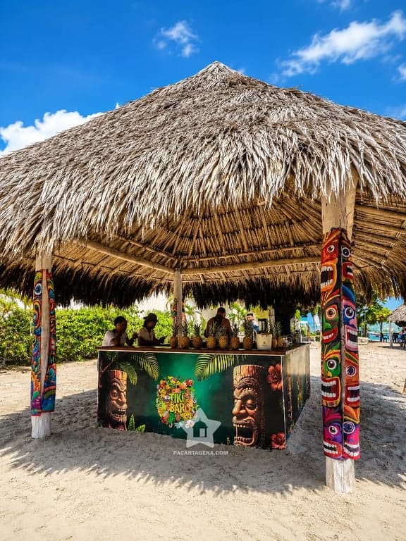 Bar de playa con techo de palma en Punta Arena, Tierra Bomba