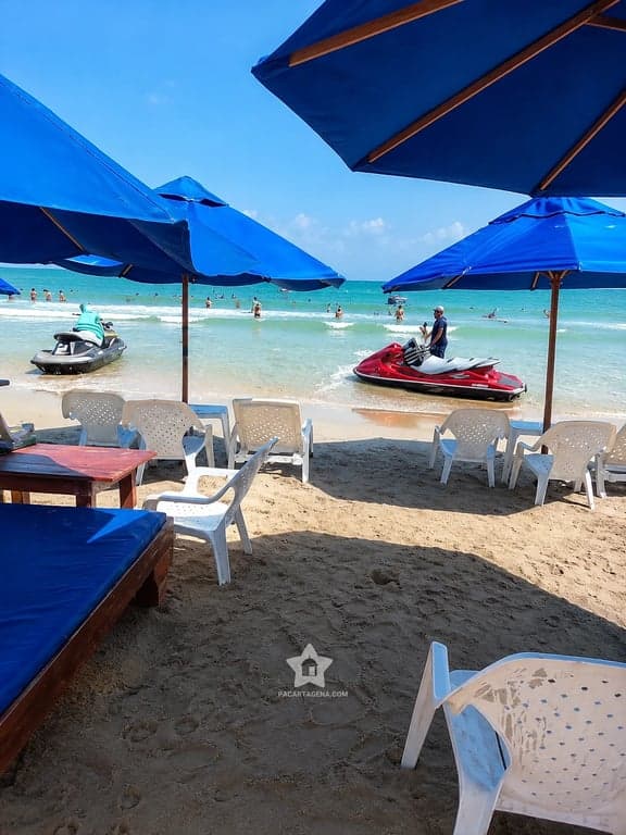Motos de agua frente a Playa Linda: actividad acuatica que se paga aparte del pasadía