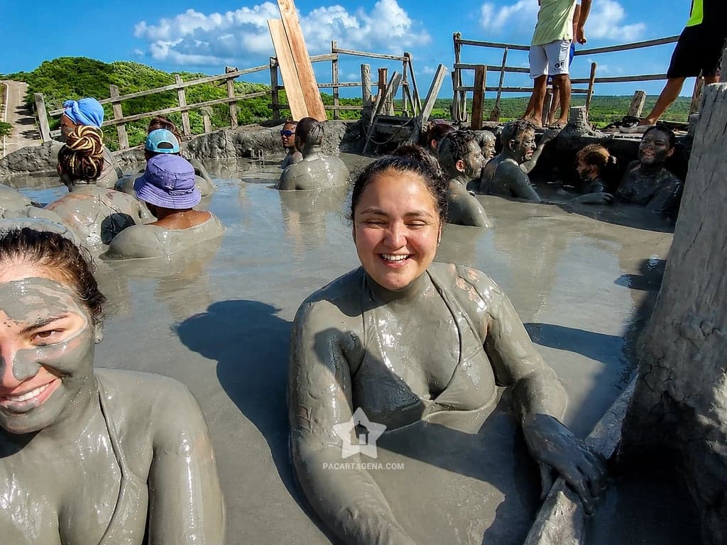 Retrato de una viajera cubierta de lodo en el cráter del Volcán del Totumo