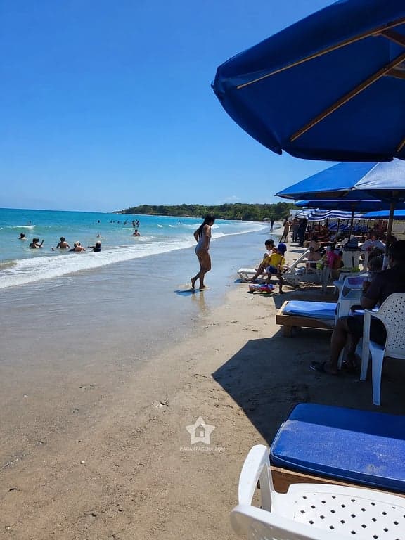 Bañistas en el mar abierto de Playa Linda, isla de Tierra Bomba frente a Cartagena