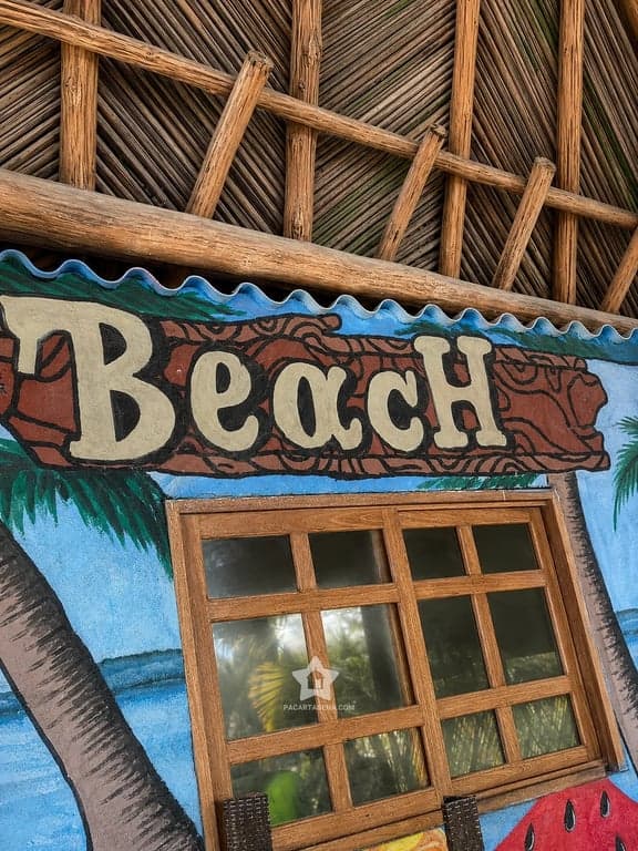 Detalle del letrero pintado a mano de Bongo Beach en la playa de Punta Arena